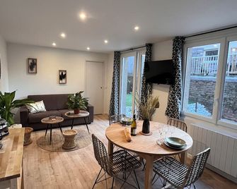 Beau Loft room proche mont saint Michel jaccuzi illimité en plein centre Avranches - Avranches - Salle à manger