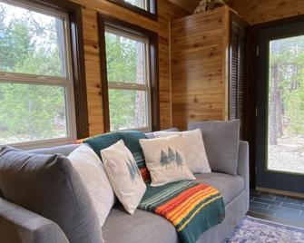 Cozy Tiny Home Near Flathead Lake #nobaddayslakeside - Somers - Living room