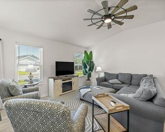 Cozy Gem near Eastport With Golf Cart - Sumterville - Living room