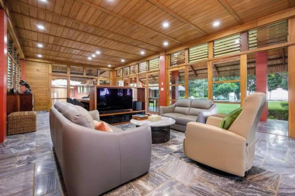 Charming 2-bedroom house Combination of both properties - Irosin - Sala de estar