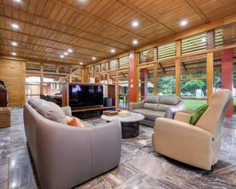 Charming 2-bedroom house Combination of both properties - Irosin - Area lounge