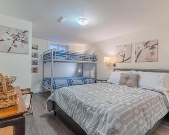 Two Bedroom Lower Unit With 500 Mbps WiFi, Parking & Self-check in - Brantford - Bedroom