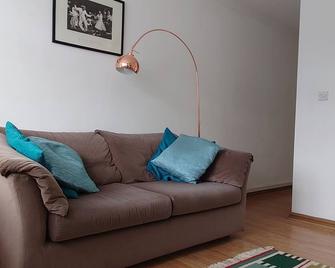 1 double bed self contained flat with allocated parking space near Hampton Court - East Molesey - Living room