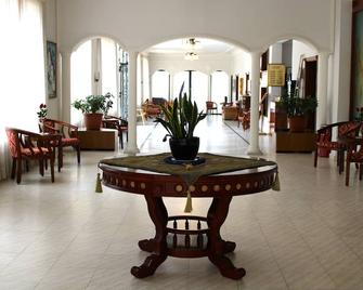 Al Sakhra Hotel - Bhamdoun - Лоббі