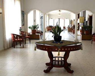 Al Sakhra Hotel - Bhamdoun - Лоббі