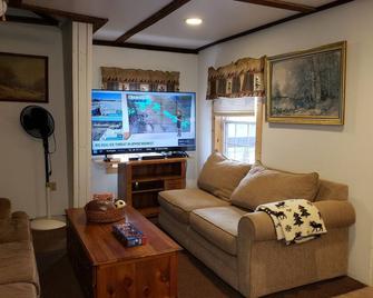 Comfy cabin in the woods with huge party deck - Huntingdon - Living room