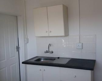 simple yet comfortable bedsitter house - Mbabane - Kitchen