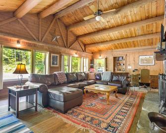 Updated Mtn Cabin on 20 Acres with Large Waterfall - Jasper - Huiskamer