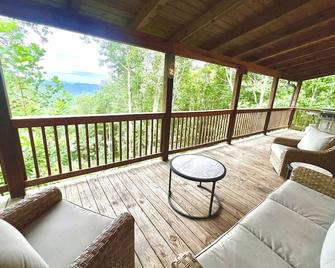 Nantahala Nook, cabin w/hot tub,game room, & wifi - Bryson City - Balcony