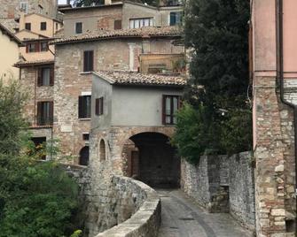 House in Central Todi with Sensational Views of Surrounding Countryside - Todi - Vista del exterior