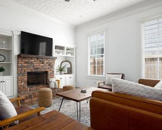 Timeless Midtown Craftsman Near Ft Moore - Columbus - Living room