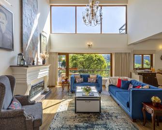 amã Stays & Trails - Werifesteria, Coonoor - Coonoor - Living room