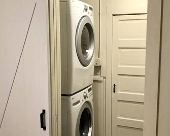 Coastal Cabin - Downtown Historical Log Home - Anchorage - Pyykkipalvelut