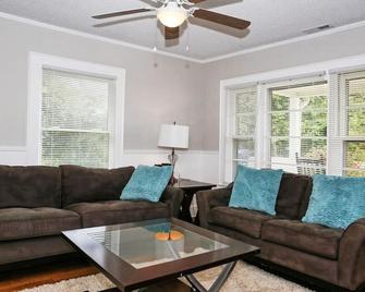 Parkside Retreat 3 Beds And Porch - Stanley - Living room