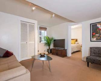 Fabulous Beach Side Apartment - Vancouver - Living room