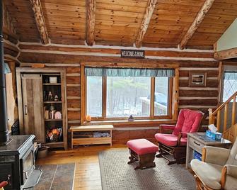 Charming 4+ bedroom log cabin among beautiful tall pines on a small trout stream - Wausaukee - Sala de estar