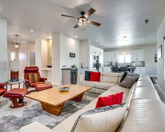 Spacious Mesquite Getaway - half Mi to Golf Course - Mesquite - Wohnzimmer