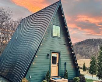 Unique a frame cabin located near Old Rag Mountain - Etlan - Building