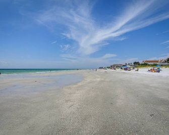 Steps to Seawall Cozy Indian Rocks Beach Cottage - Indian Rocks Beach - Beach