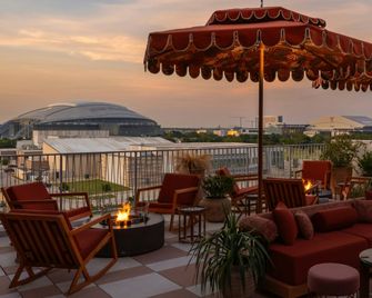 Caravan Court, by Valencia Hotel Collection - Arlington - Balcón