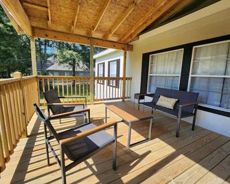 Thomas House - Hammond - Balcony