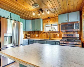 Hike, Fish, Unwind & Relax: Lodi Lake Escape! - Lodi - Kitchen