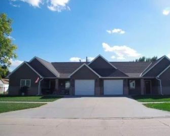 Peaceful 2-bedroom townhome in Broken Bow with Ben and Jerri the Nigerian Goats! - Broken Bow - Budova