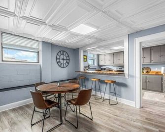 Private Getaway in Downtown Elkin Near Vineyards! - Elkin - Dining room