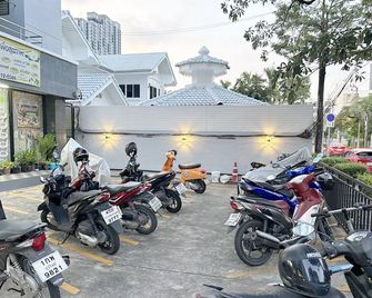 Goody Hotel - Bangkok - Parking