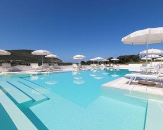 Capo Falcone Charming Apartments - Stintino - Basen