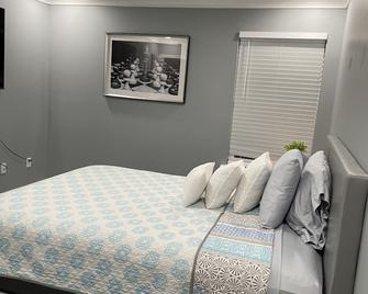 Six Flags Vacation Home - Lithia Springs - Bedroom