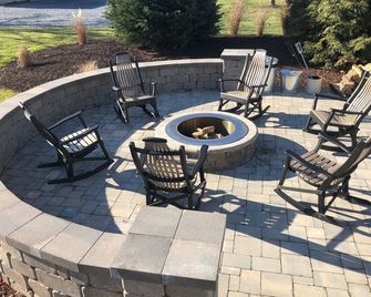 Enjoy A Soak In The Hot Tub And A Bonfire After Exploring Lancaster County! - Mount Joy - Patio