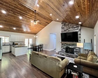 Cozy 3 BR Cabin with Pond on 3 acres - New River Gorge - Summersville Lake - Mount Lookout - Living room