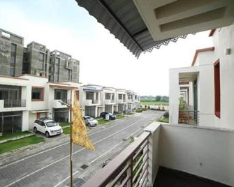 Peacefull Villa with homely atmosphere.Fully furnished with Air Conditiner, - Siliguri - Balcony