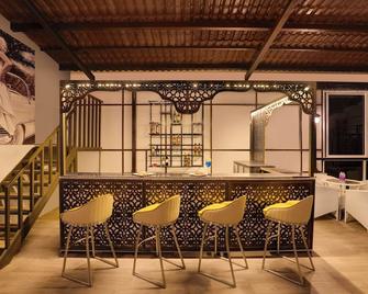 Lemon Tree Hotel, Dapoli - Dāpoli - Bar