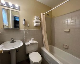Budget Inn By OYO Natural Bridge I-81 - Natural Bridge - Koupelna