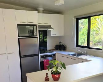 Private Country Cottage - Paraparaumu - Kitchen
