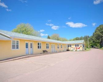 (12) Private Double Suite at Green Acres Summerside - Summerside - Будівля