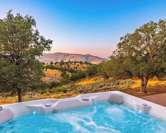 Beautiful Hacienda style home! 4bed 2bath - Tehachapi - Pool