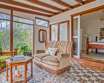 Deodar Cottage Amid Century Old Trees - Wentworth Falls - Salon