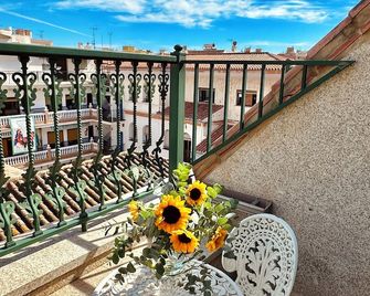 Hotel Reyesol - פואנג'ירולה - מרפסת