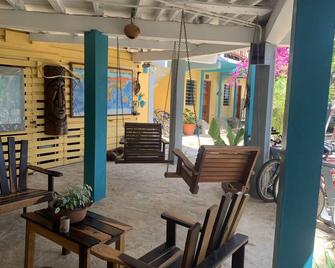 Private Jaguar Room w/AC - All Seasons Belize - Hopkins - Terasa