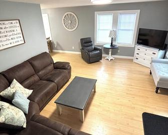 Full house with upper and lower decks . front yard borders the park, lake view - Escanaba - Sala de estar