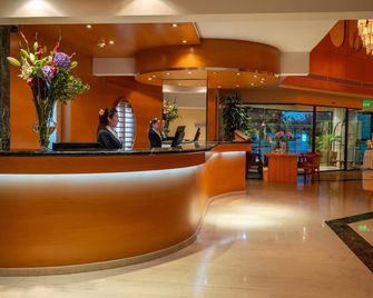 Constantinou Bros Asimina Suites Hotel - פאפוס - דלפק קבלה