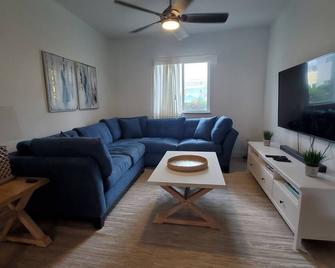 Infinity Poolside - Two story Oceanview 3 Bedrooms / 3 Baths - Bailey Town - Wohnzimmer