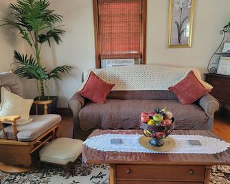 Cozy home near Casino, Breweries, Historical attractions, National Park & more - Ranson - Sala de estar