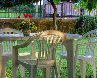 Notti di Stelle - \'Indiana Jones\' Apartment Over The Bay With Big Wooded Garden - Sistiana - Patio