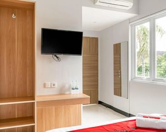RedDoorz near Puri Indah Mall - Jakarta