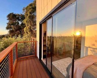 Main House + Guest Unit! 5 Bed / 3.5 Bath, Oakland Hills - Oakland - Balcón