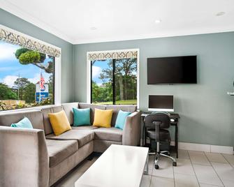 Best Western Park Crest Inn - Monterey - Living room